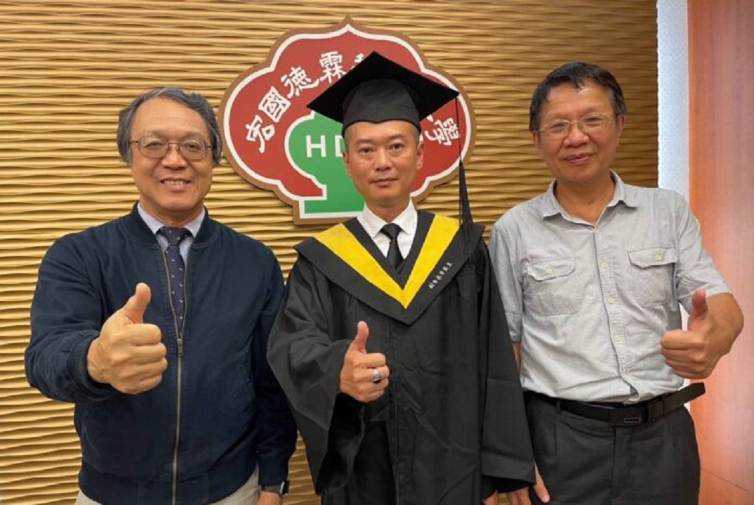 左起羅清水校長、李亦呈同學、凌烽生主任。